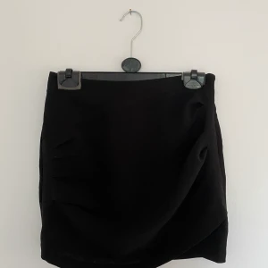 Kortkjol svart  - Kortkjol från H&M som jag aldrig använt, är tyvärr för liten för mig. Jätte fint fall. Säljes för 100 kr + frakt. Kan mötas upp i Stockholm. 