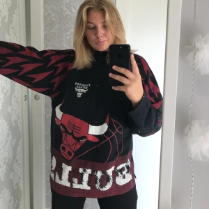 Half-zip - Chicago bulls halfzip. Köpt vintage och använd av mig en gång. I väldigt fint skick!! Lite tunnare material men fortfarande väldigt skön, och lång! Köpare står för frakt