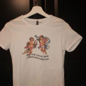 T-shirt  - har aldrig använt den den därför jag säljer den. Den är faktist jätte fint.Om ni har frågor så ni kan lika gärna skriva till mig💞