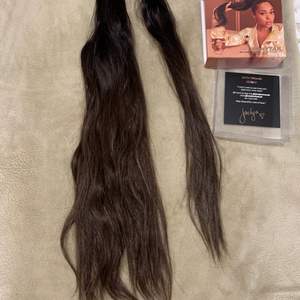 Easilocks x jorden Woods ponytail i färgen drakbrown. Använd 1 gång bara i några timmar. 120 grams 22 inches lång. Köparen står för frakten. 
