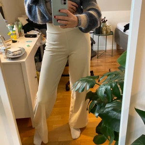 Beiga vida byxor  - Ljusbeiga vida byxor från Gina Tricot i storlek S. Använda två gånger så fin kvalitet! Perfekta i längden på mig som är 170 med lite längre ben. Lite finare och tjockare i materialet