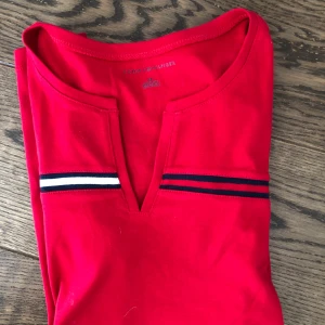 Hilfiger t-shirt  - Röd Hilfiger t-shirt, knappt använd. Storlek S/M