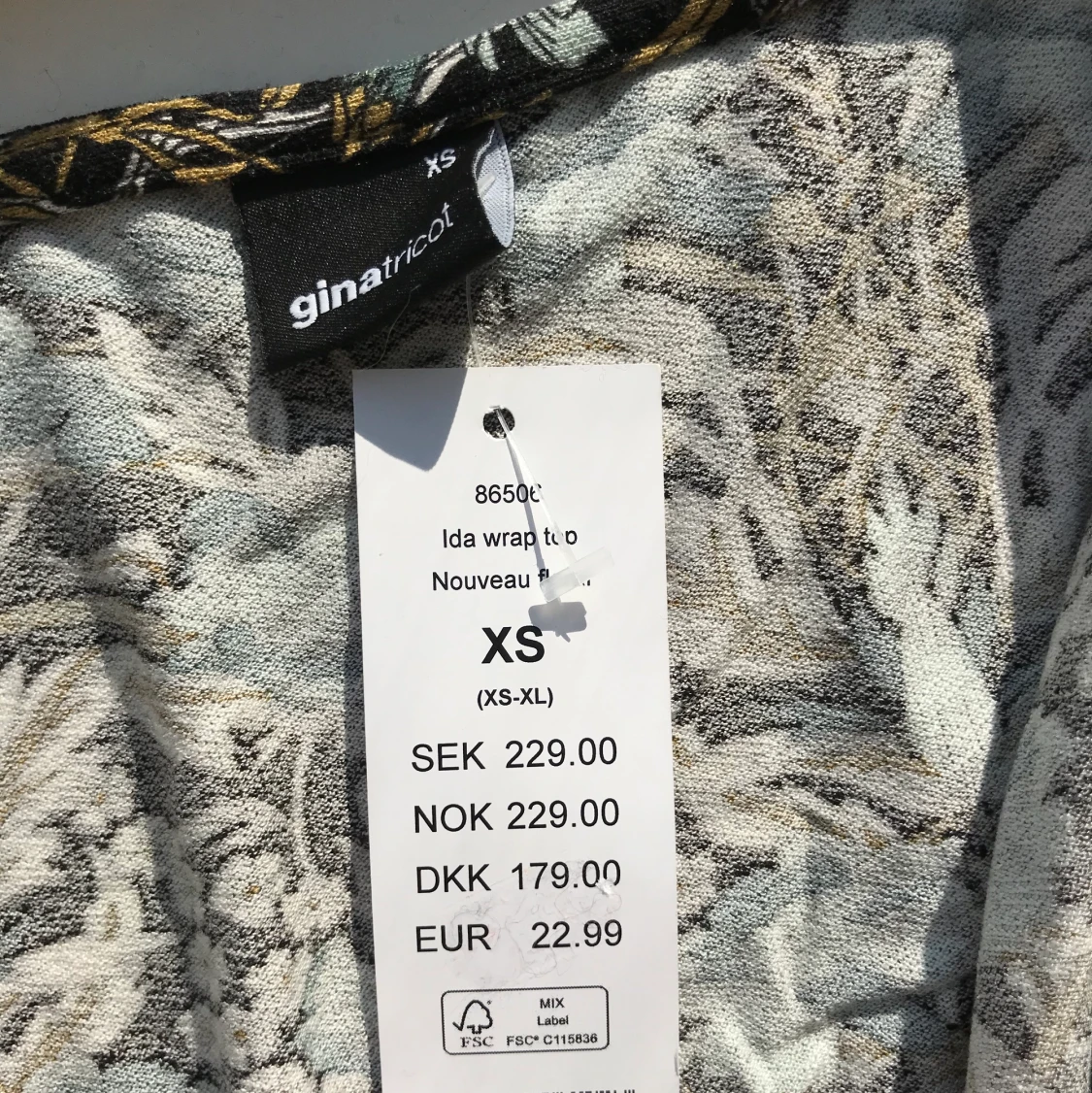 Blommig blus från Gina Tricot - 91