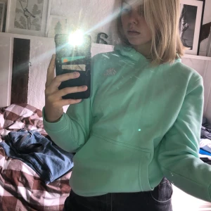 Kappa hoodie - Ljusgrön Kappahoodie i storlek 164💚 har en stor logga på ryggen (se sista bild) oanvänd så i perfekt skick💚 köpare står för frakt på 66 kr:)