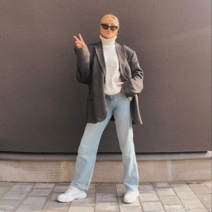 Raka jeans  - Ljusa raka byxor i perfekt modell! Jag är 176cm så aningen korta för mig tyvärr för att böj exakt så som jag vill ha dom (se bild)😊 använda 1 gång. Köparen står för frakt. Ord.pris 699:-, säljes för 400!💕