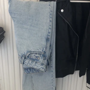 Ljusblå jeans - Skitsnygga jeans!! Perfekta färgen 💙🦋🦋 frakt 63kr, skriv privat för fler bilder 