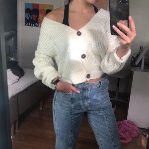 Vit stickad tröja VERO MODA - Vit stickad tröja från Vero Moda, inga fel på den och går att ha som kofta också! St. XS🤍 möts upp i ösd 