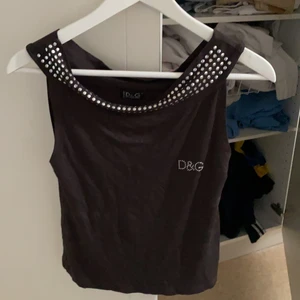 Dolce & Gabbana tröja - En så kallad vintage tröja från D&G, har ej använt någon gång och har tappat en liten smycke sak från axlarna! Den är i storleken large fast passar från s-m mer skulle jag säga! Säljer den för ett lågt pris just för jag ej vet om den är helt äkta eller inte! 100 kronor plus frakt! 