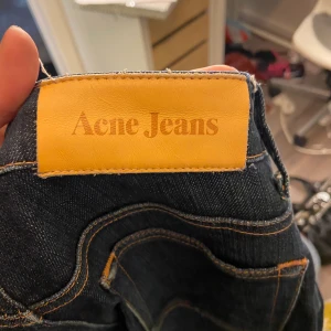 Straight Acne Jeans - Mörkblåa raka Acne jeans. Lågmidjade/midwaist. Tajta