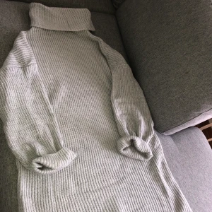 Stickad tröja från Madlady - Längre stickad tröja från Madlady som man kan ha med strumpbyxor/tights