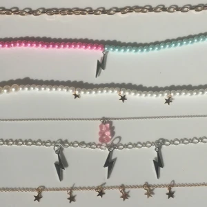 Så sjukt trendiga halsband  - FÖRSÄLJNING🍀  nu finns alla dessa trendiga halsband till salu! Finns endast ett exemplar av allt så först till kvarn gäller. Kontakta mig vid frågor/priser