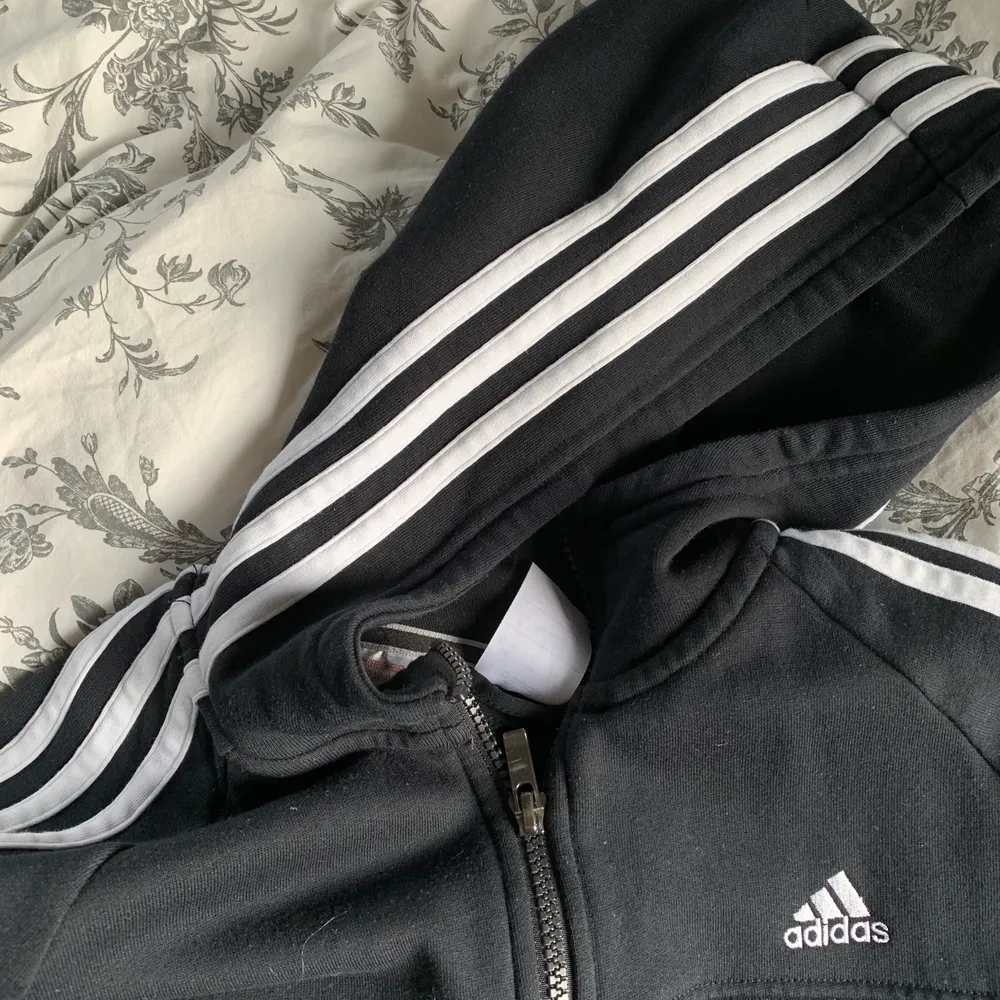 Adidas zip up hoodie storlek 164/S, köparen står för frakt eller så möts jag i Stockholm💖. Hoodies.