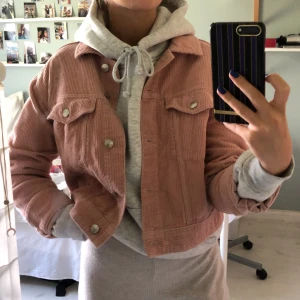 Manchester jacka - Rosa Manchester jacka från ginatricot, strlk S. Säljes för 70kr+frakt :) 