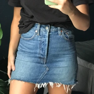 Jeanskjol från Levi’s - Superfin jeanskjol från Levi’s som jag inte använder längre. Har storlek W24🥰