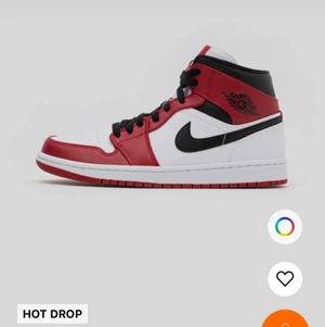 SÖKER - Jag SÖKER Nike air jordan 1 Chicago White toe, Om någon har detta så var snälla och hör av er om ni kan tänka er att sälja dem. Dem får inte kosta över 1300 kr!