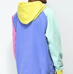”Pastell” hoodie - Som ny hoodie köpt på Zumies i USA, från populära street mörket Teddy Fresh! Super skönt å så fina färger till en bränna. Tyvärr inte min stil längre, nypris 800, mitt pris är förhandlingsbart:)