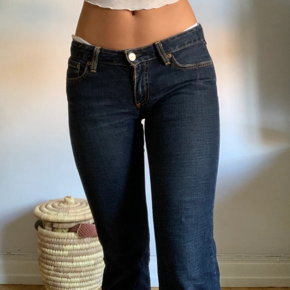 Lågmidjade boutcut jeans från levis! Dom är perfekt längd på mig dom är 1,68. Tidigare ägaren har sytt ihop en sprika i fickan men de syns knappt.😁😁 . Jeans & Byxor.