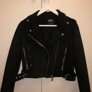 Säljer denna jackan, har använt den 2/3 gånger så den ser ut som en ny🤍 Möts helst upp i Uppsala/Stockholm❤️