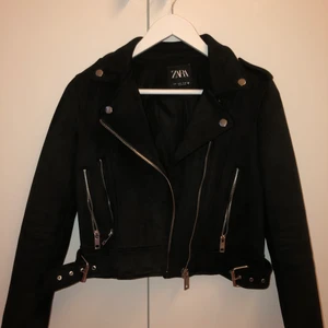 Bikerjacket Zara - Säljer denna jackan, har använt den 2/3 gånger så den ser ut som en ny🤍 Möts helst upp i Uppsala/Stockholm❤️