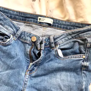 Tighta Jeans från Gina med hål på knäna🥰 superfina men inte användt mycket då de är för små för mig. Inte slitna och har inga fläckar eller liknande. 💕 är storlek 38 men sitter mer som 36