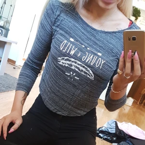 Croptop - Grå croptop i storlek xs, använd 1 eller 2 gånger. 60 kr 🌸
