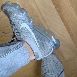 Äkta Nike Vapormax! Riktigt bra kondition. Sköna skor, fungerar bra som sneakers likaså löparskor. Storlek 41!