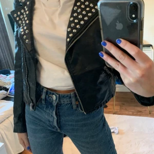 Skinjacka hm nitar - Skinjacka från hm med silvriga nitar, i storlek 36