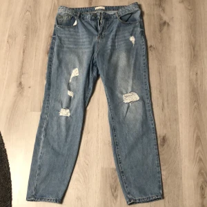 Fina trendiga jeans - Använda ett par gånger fortfarande i bra skick, inte så stretchiga för att dem är äkta denim. Köparen står för frakten!!