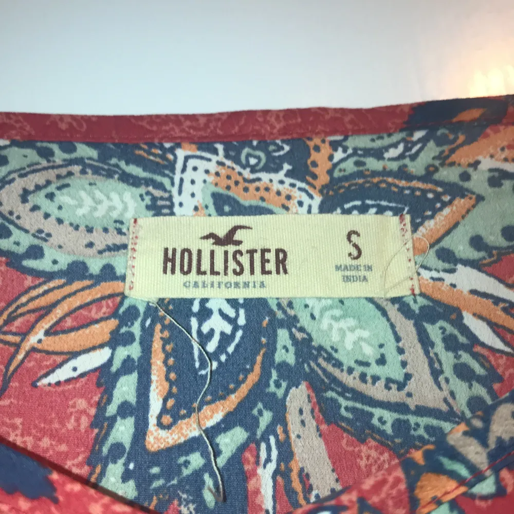 Mönstrad topp från Holister i bra skick! Köparen betalar frakt! . Toppar.