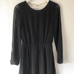 Klänning med öppen rygg  - Endast provad. Storlek XS. Frakt ingår i priset. 