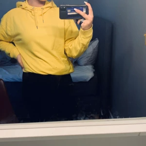 Gul hoodie men några fläckar men dom är inte jätte synliga  - Några fläckar från hår färg men dom är inte så synliga 