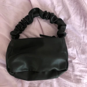 väska - gullig liten väska, längre band ingår. oanvänd