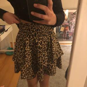 Jätte söt kjol med leopard mönster! I hur fint skick som helst✨✨ Skulle varit väldigt fin nu i höst med ett par strumpbyxor och en stickad tröja !😍✨✨