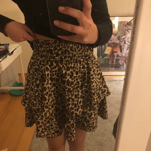 Leopard kjol med volanger - Jätte söt kjol med leopard mönster! I hur fint skick som helst✨✨ Skulle varit väldigt fin nu i höst med ett par strumpbyxor och en stickad tröja !😍✨✨