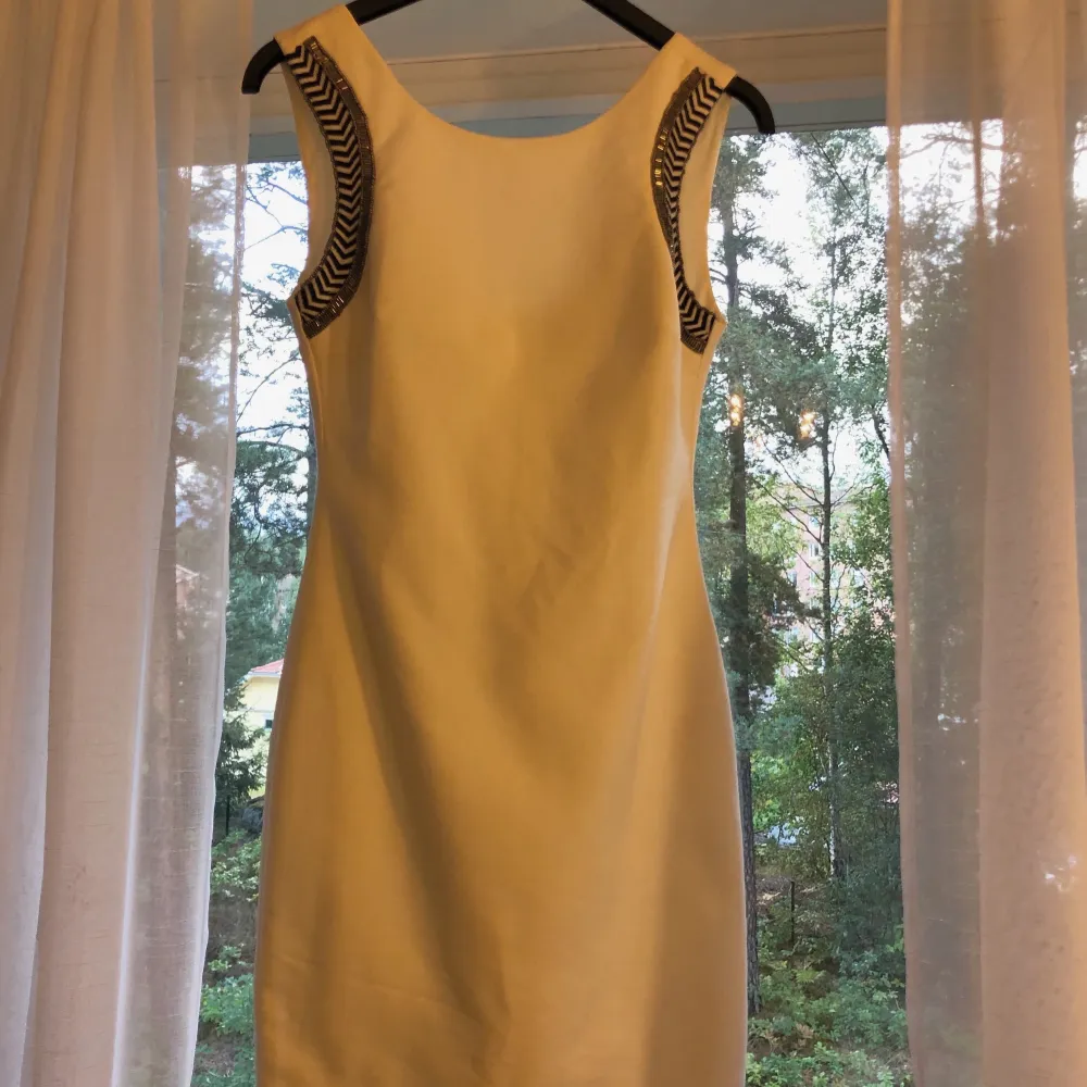 Fin klänning från Zara, storlek XS passar även XXS. Sparsamt använd och i fint skick.. Klänningar.