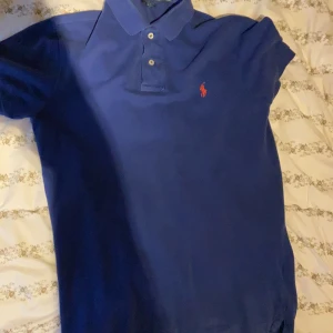 Ralph lauren och gant skjorta/ pike - Säljer nu en Ralph lauren pike storlek S och en gant skjorta storlek S och en randig skjorta i storlek S. Kläderna säljes i bra skick. Allt för 600kr, priset går alltid att diskutera.