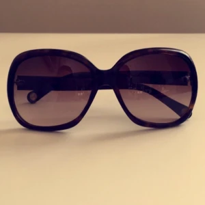  - Äkta dolcegabbana solglasögon som inte passar mitt ansikte riktigt, är jätte snygga och som nya. Fodralet är borttappat. 