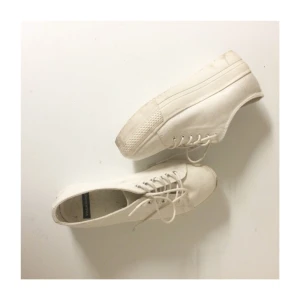  - Vita platåskor från Vagabond, några märken på sulorna. Kan skicka fler bilder. Frakt 70kr✨