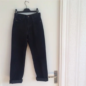  - Svarta, vintage diesel jeans med högmidja! Tight upptill men rätt utsvängda längst ner! Det är bara att rulla upp dom så blir dom perfekta om man är ute efter "boyfriend-jeans" looken! Köparen står för frakten! Tar även emot betalning via swish!