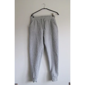  - Mjukisbyxor från H&M med dragkedja vid fötterna. Aldrig använda! Frakt 56kr ✨