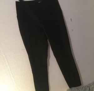  - Mörkblå kostymbyxor. Ser ut som de är svarta på bilden men de är mörkblå, skönt material som gör att de sitter jättefint på!