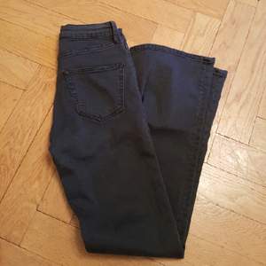 Flare jeans i en grå tvätt. Köpa från TOPSHOP aldrig använda. 
26-30