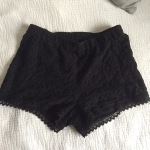  - Svarta spetshorts från HM som har har sytt in i midjan så de skulle bli midjehöga 