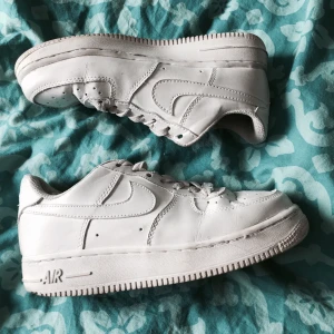  - Nike Air Force 1, inte äkta!
Slitna, men ser okej ut!