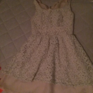  - En topp med fin spets på som man även kan ha Om klänning om man är lite på den korta sidan.
Den är väldigt bekväm och lätt att ta på sig.