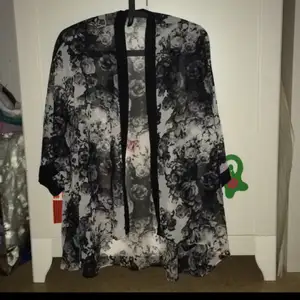 Superfin kimono i härligt blommigt tyg. Står storlek S i men tycker den passar en M också beroende på hur man vill att den ska sitta! 
Köparen betalar frakten eller upphämtning i Upplands-Bro :)