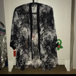  - Superfin kimono i härligt blommigt tyg. Står storlek S i men tycker den passar en M också beroende på hur man vill att den ska sitta! 
Köparen betalar frakten eller upphämtning i Upplands-Bro :)