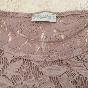  - Spetsig t-shirt, nude färg