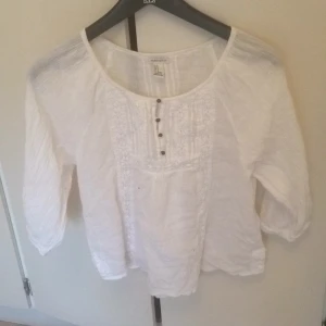  - Söt blus från Forever21, aldrig använd! Kan fraktas eller mötas upp i Stockholm💕