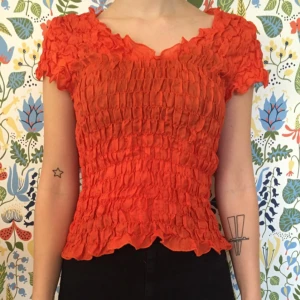  - KAXIG orange fluffig topp. Passar XS-M pga det smickrande materialet ✨ 